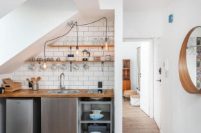 Artistic Flat With Entresol - 5' Market Square